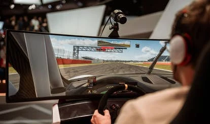 iRacing获得NASCAR主机游戏授权，推动赛车模拟游戏行业发展