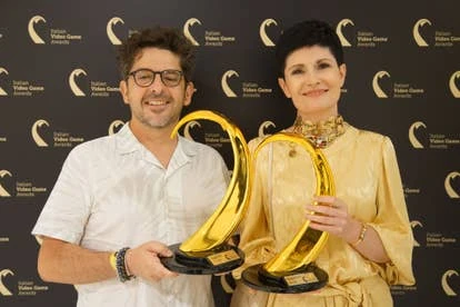 图：Dario Migliavacca与Cristina Nava携奖杯