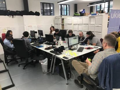 游戏图片：开发者和记者在游戏冲刺中的合作场景