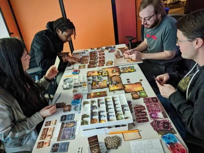 公司会议讨论危机应对措施