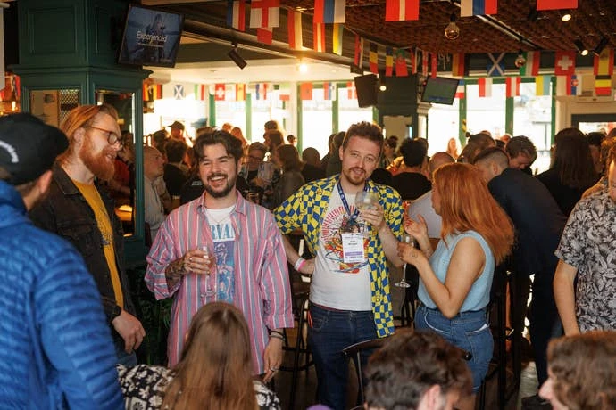 现场庆祝英国队得分