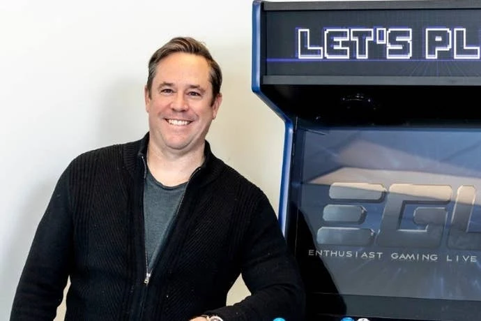 Adrian Montgomery，临时首席执行官