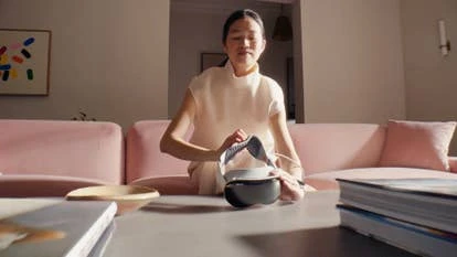 苹果Vision Pro头戴设备展示图