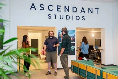 Ascendant工作团队照片，包含前Telltale Games员工