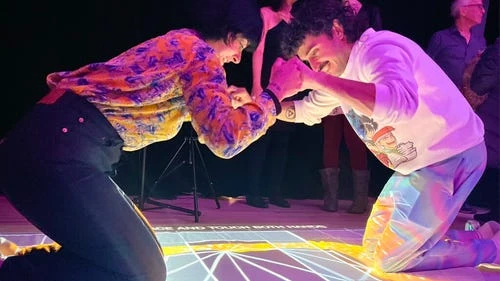 “触感拉近距离：通过视频游戏亲密互动打造深度连接”