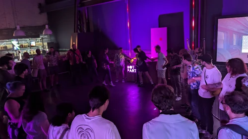 玩家在Bot Party中互动场景