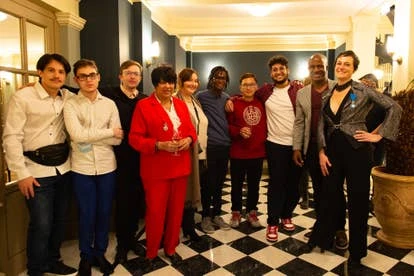 Bourse JV奖学金学生与团队合影，左起：Samuel Hoarau、Théo Fontany、Gérald Renaud、Muriel Tramis、Victoria Issembourg、Osvaldo Luanda、Anh Nguyen、Chakib Benssoum、Mickaël Newton 和 Jehanne Rousseau。