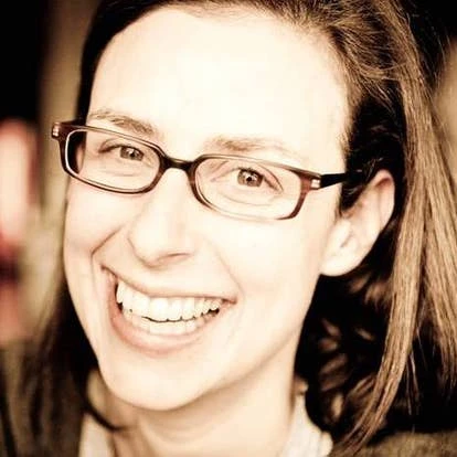 项目总经理凯瑟琳·格鲁克斯坦讲话场景