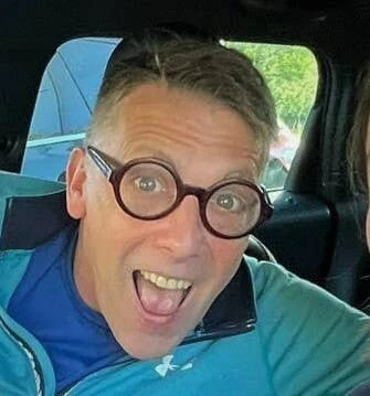 查理·安德烈·巴雷特，出版总监