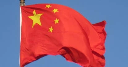 中国国旗在北京背景下的图片