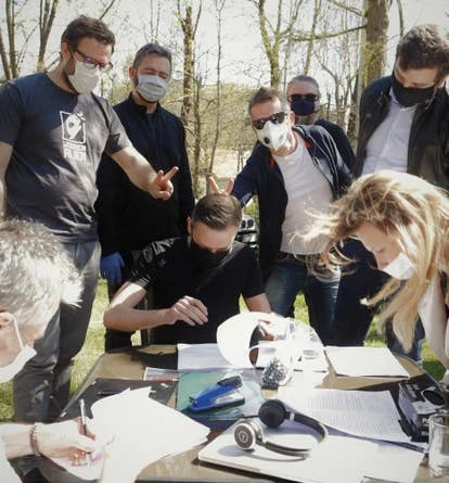 Far From Home团队签约瞬间，疫情期间远程办公