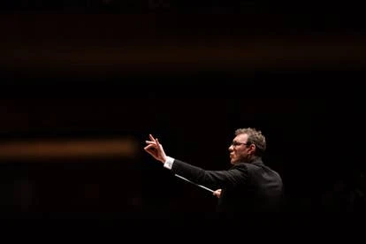 Maestro Marek Wroniszewski 指挥《萤火虫之声》和《王国交响乐》的场景