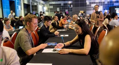 Gamescom亚洲展会现场，繁忙的交流场景