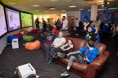 游戏活动现场照片，展示多位玩家正在体验游戏