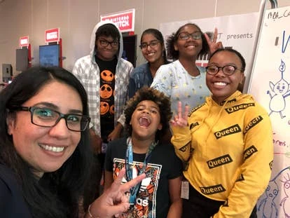 女孩在制作游戏的场景