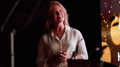 配音演员在录音室工作