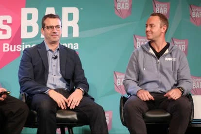 哈里斯在电竞会议上分享研究结果