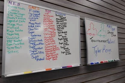 GameStop店铺内部场景