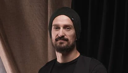 Rebel Wolves工作室标志