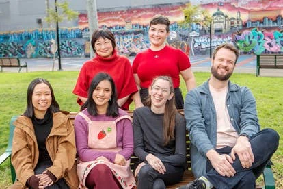 团队成员合照，左起：陈Christina、芬农Naomi、UI设计Mandy、支持人员Amanda、品牌经理Jack