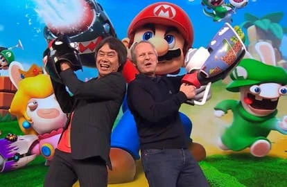 宫本茂与Yves Guillemot背靠背持武器