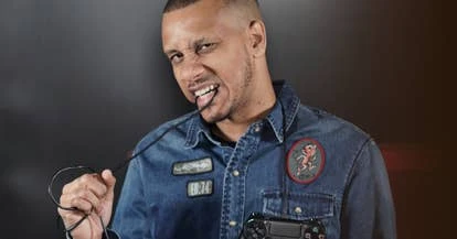 主持人Mr Midas在直播中展示游戏