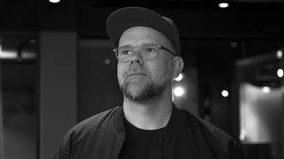 艺术总监彼得·霍伊尔斯（Peter Hoyles）