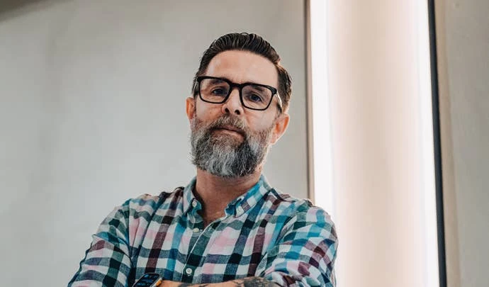 Pim Holfve，Flashbulb Games新任CEO，微笑着站在镜头前