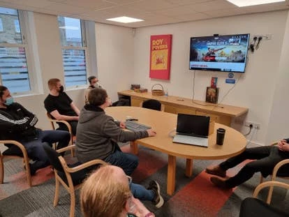 Rebellion North会议室,团队讨论最新进展