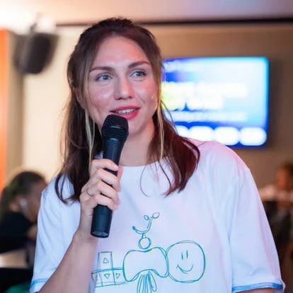 Tanja Loktionova接受采访图片