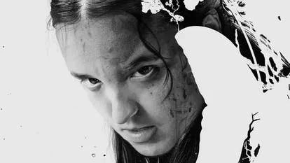 第二季主演贝拉·伦齐扮演Ellie的宣传图