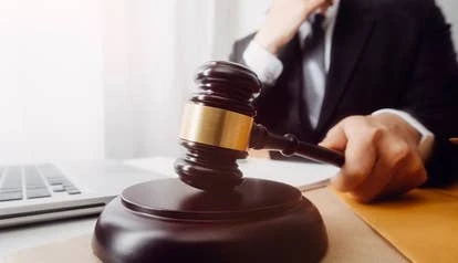 法官在法庭上的场景