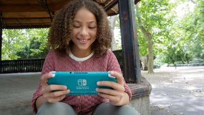 女姓玩家在玩Nintendo Switch游戏