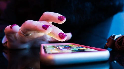 手机屏幕展示电子游戏广告