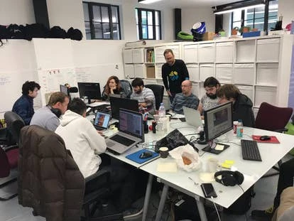 开发者团队奋力创作