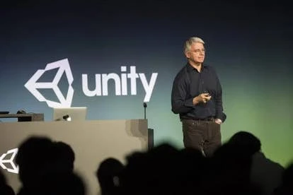 Unity首席执行官约翰·里奇蒂耶洛在会议中发言