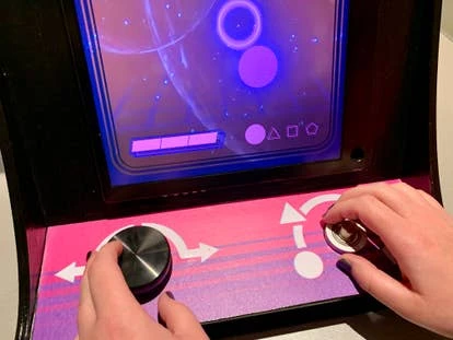 Shape Arcade 使用两个旋转拨盘控制