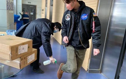 员工穿着防护鞋，减少疫情传播风险