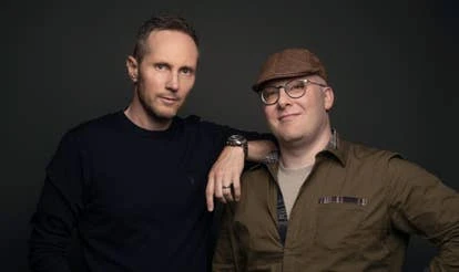 泰勒·黑崎（左）与雅各布·明可夫（右）在工作室中的关键角啬