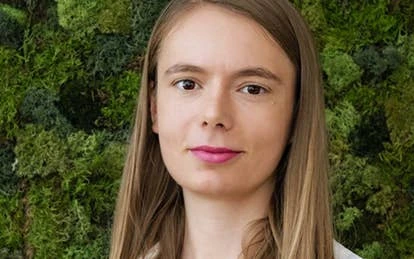 玩家在家玩手机游戏