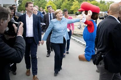 默克尔与超级马里奥合影