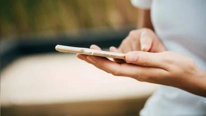 手机用户手持手机照片