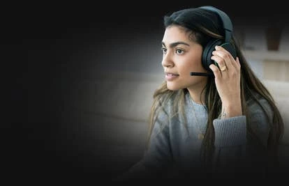 Xbox头戴耳机和游戏界面