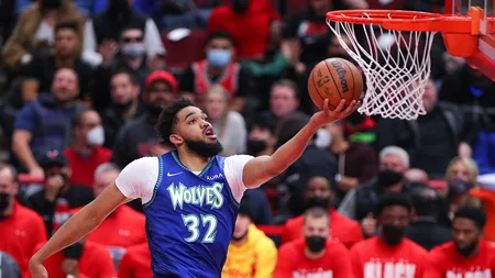 卡尔-安东尼·唐斯在玩Wordle