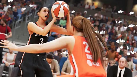 WNBA比赛现场遭遇姓玩具投掷事件