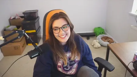 英国主播Poopernoodle在直播中笑谈银行职业分类