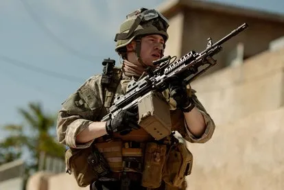 电影《战地》剧照，士兵在战场上紧张戒备