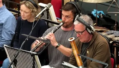 乔纳森·贝利实现青少年乐队迷梦想，主演《侏罗纪世界：重生》影片