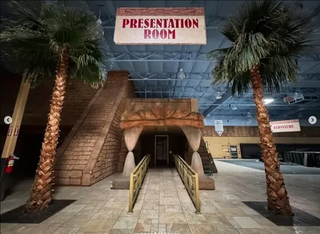 凤凰城废弃的Fry’s电子商店内部全景