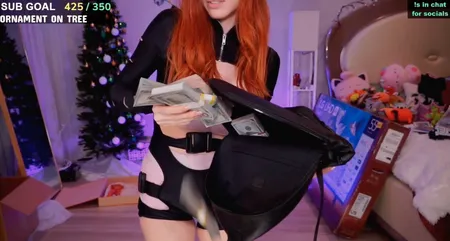 Twitch主播Amouranth Kaitlyn Siragusa 现身直播，展示现金和礼物